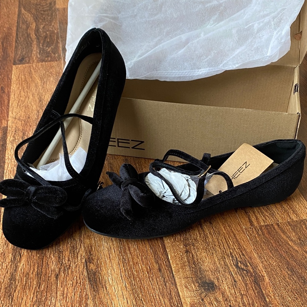 Heez women’s flat black velvet shoes with ankle strap and bows Sz 9.5 new in box